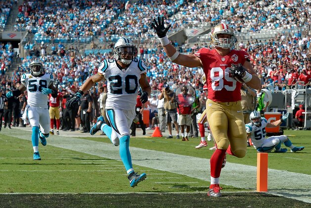CHARLOTTE, NC - SEPTEMBER 18:  Vance McDonald #89 of the San Francisco 49ers scores a touchdown against the Carolina Panthers in the 4th quarter during the game at Bank of America Stadium on September 18, 2016 in Charlotte, North Carolina.  (Photo by Grant Halverson/Getty Images)