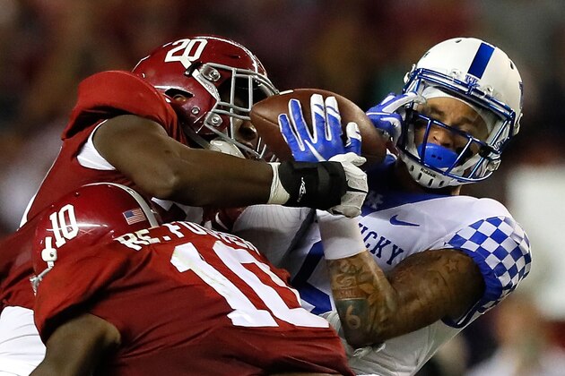 TUSCALOOSA, AL - OCTOBER 01:  Blake Bone #6 of the Kentucky Wildcats pulls in this reception against Shaun Dion Hamilton #20 and Reuben Foster #10 of the Alabama Crimson Tide at Bryant-Denny Stadium on October 1, 2016 in Tuscaloosa, Alabama.  (Photo by Kevin C. Cox/Getty Images)