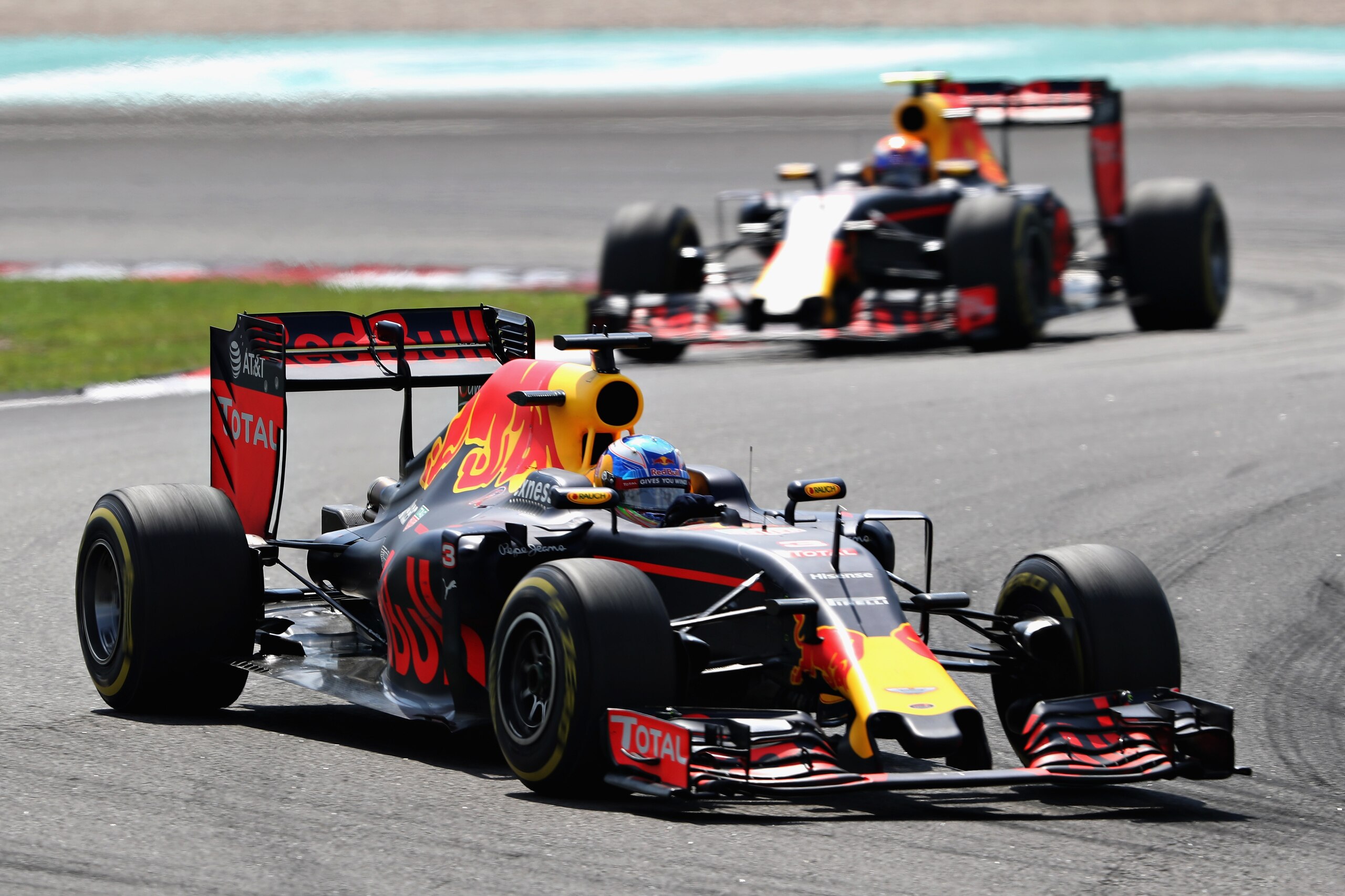 KUALA LUMPUR, MALAYSIA - OCTOBER 02: Daniel Ricciardo of Australia driving the (3) Red Bull Racing Red Bull-TAG Heuer RB12 TAG Heuer leads Max Verstappen of the Netherlands driving the (33) Red Bull Racing Red Bull-TAG Heuer RB12 TAG Heuer on track during the Malaysia Formula One Grand Prix at Sepang Circuit on October 2, 2016 in Kuala Lumpur, Malaysia. (Photo by Mark Thompson/Getty Images) KUALA LUMPUR, MALAYSIA - OCTOBER 02: Daniel Ricciardo of Australia driving the (3) Red Bull Racing Red Bull-TAG Heuer RB12 TAG Heuer leads Max Verstappen of the Netherlands driving the (33) Red Bull Racing Red Bull-TAG Heuer RB12 TAG Heuer on track during the Malaysia Formula One Grand Prix at Sepang Circuit on October 2, 2016 in Kuala Lumpur, Malaysia. (Photo by Mark Thompson/Getty Images)