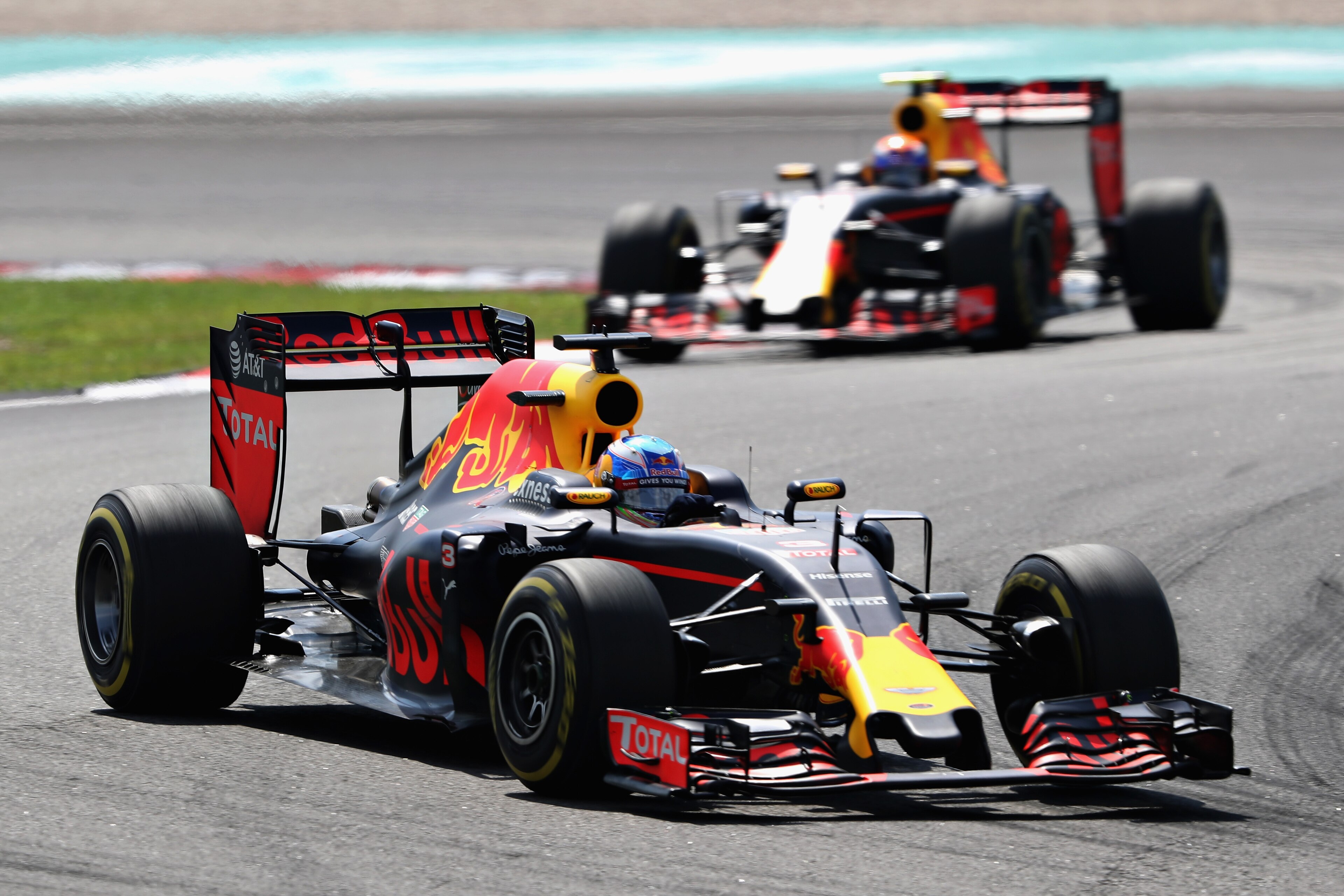 KUALA LUMPUR, MALAYSIA - OCTOBER 02: Daniel Ricciardo of Australia driving the (3) Red Bull Racing Red Bull-TAG Heuer RB12 TAG Heuer leads Max Verstappen of the Netherlands driving the (33) Red Bull Racing Red Bull-TAG Heuer RB12 TAG Heuer on track during the Malaysia Formula One Grand Prix at Sepang Circuit on October 2, 2016 in Kuala Lumpur, Malaysia. (Photo by Mark Thompson/Getty Images) KUALA LUMPUR, MALAYSIA - OCTOBER 02: Daniel Ricciardo of Australia driving the (3) Red Bull Racing Red Bull-TAG Heuer RB12 TAG Heuer leads Max Verstappen of the Netherlands driving the (33) Red Bull Racing Red Bull-TAG Heuer RB12 TAG Heuer on track during the Malaysia Formula One Grand Prix at Sepang Circuit on October 2, 2016 in Kuala Lumpur, Malaysia. (Photo by Mark Thompson/Getty Images)