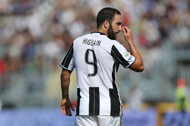 EMPOLI, ITALY - OCTOBER 02: Gonzalo Higuian of Juventus FC during the Serie A match between Empoli FC and Juventus FC at Stadio Carlo Castellani on October 2, 2016 in Empoli, Italy.  (Photo by Gabriele Maltinti/Getty Images)