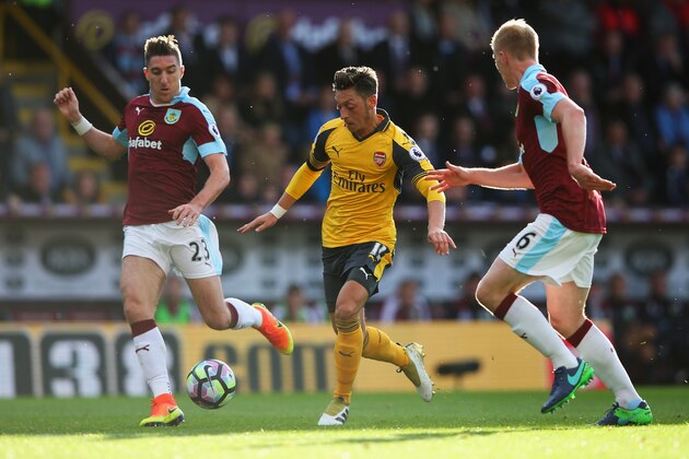 BURNLEY, ENGLAND - OCTOBER 02:  Mesut Ozil of Arsenal (C) battles for possession with Burnley duo Stephen Ward of Burnley (L) and Ben Mee of Burnley (R) during the Premier League match between Burnley and Arsenal at Turf Moor on October 2, 2016 in Burnley, England.  (Photo by Alex Livesey/Getty Images)