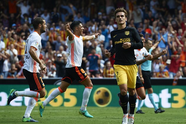 VALENCIA, SPAIN - OCTOBER 02:  Antoine Griezmann of Atletico de Madrid reacts after failing a score a penalty during the La Liga match between Valencia CF and Atletico de Madrid at Mestalla Stadium on October 02, 2016 in Valencia, Spain.  (Photo by Manuel Queimadelos Alonso/Getty Images)