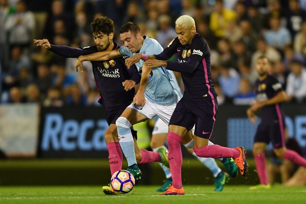 VIGO, SPAIN - OCTOBER 02:  Iago Aspas of RC Celta de Vigo competes for the ball with Neymar Jr. of FC Barcelona during the La Liga match between Real Club Celta de Vigo and Futbol Club Barcelona at the Balaidos stadium on October 02, 2016 in Vigo, Spain. (Photo by Octavio Passos/Getty Images)