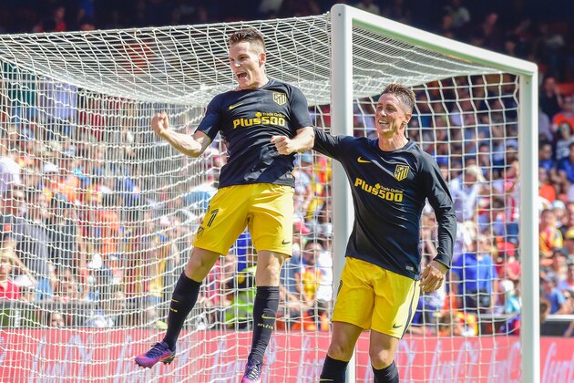 Atletico Madrid's French forward Kevin Gameiro (L) celebrates a goal with Atletico Madrid's forward Fernando Torres during the Spanish league football match Valencia FC vs Club Atletico de Madrid at Mestalla stadium in Valencia on October 2, 2016. / AFP / JOSE JORDAN        (Photo credit should read JOSE JORDAN/AFP/Getty Images)