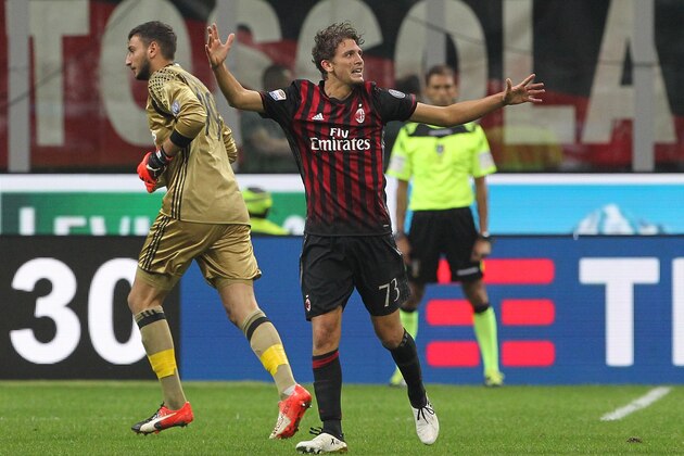 MILAN, ITALY - OCTOBER 02:  Manuel Locatelli (R) of AC Milan celebrates his goal during the Serie A match between AC Milan and US Sassuolo at Stadio Giuseppe Meazza on October 2, 2016 in Milan, Italy.  (Photo by Marco Luzzani/Getty Images)
