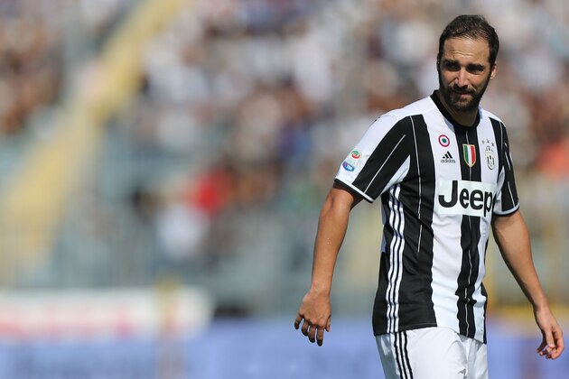 EMPOLI, ITALY - OCTOBER 02: Gonzalo Higuian of Juventus FC during the Serie A match between Empoli FC and Juventus FC at Stadio Carlo Castellani on October 2, 2016 in Empoli, Italy.  (Photo by Gabriele Maltinti/Getty Images)