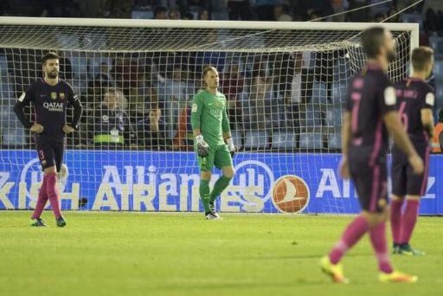 Barcelona's goalkeeper Marc-Andre ter Stegen, centre,  gestures after a goal was scored by Celta,  during a Spanish La Liga soccer match between Celta Vigo and FC Barcelona at the Balaidos stadium in Vigo, Spain, Sunday, Oct. 2, 2016. (AP Photo/Lalo R. Villar)