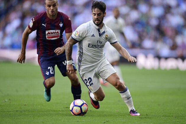 Real Madrid's midfielder Isco (R) vies with Eibar's midfielder Pedro Leon during the Spanish league football match Real Madrid CF vs SD Eibar at the Santiago Bernabeu stadium in Madrid on October 2, 2016. / AFP / JAVIER SORIANO        (Photo credit should read JAVIER SORIANO/AFP/Getty Images)