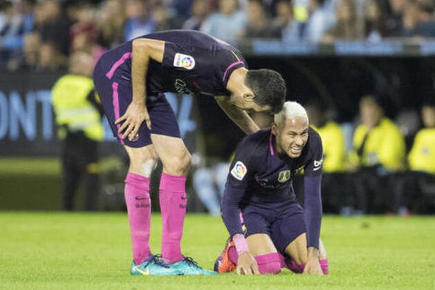 Barcelona's Busquets comforts Neymar during a Spanish La Liga soccer match between Celta Vigo and FC Barcelona at the Balaidos stadium in Vigo, Spain, Sunday, Oct. 2, 2016. (AP Photo/Lalo R. Villar)