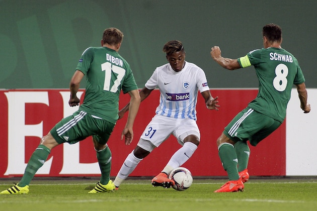 Christopher Dibon (L) and Stefan Schwab (R) of Rapid vie for the ball with Leon Bailey of Genk during the UEFA Europa League Group F football match Rapid Vienna v Genk in Vienna, Austria on September 15, 2016. / AFP / DANIEL MIHAILESCU        (Photo credit should read DANIEL MIHAILESCU/AFP/Getty Images)