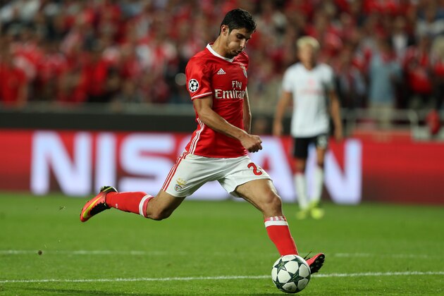 LISBON, PORTUGAL - SEPTEMBER 13:  Benfica's Portuguese forward Goncalo Guedes during the UEFA Champions League Match between SL Benfica vs Besiktas JK at Estadio da Luz on September 13, 2016 in Lisbon, Portugal.  (Photo by Carlos Rodrigues/Getty Images)