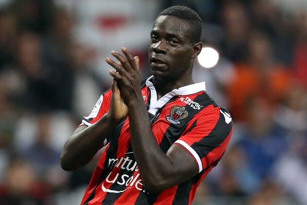 Nice's Italian forward Mario Balotelli applauds during the French L1 football match Nice (OGCN) vs Monaco (ASM) on September 21, 2016 at the Allianz Riviera stadium in Nice, southeastern France. / AFP / VALERY HACHE        (Photo credit should read VALERY HACHE/AFP/Getty Images)