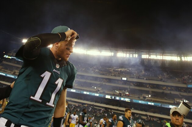PHILADELPHIA, PA - SEPTEMBER 25:  Quarterback  Carson Wentz #11 of the Philadelphia Eagles tips his cap after their 34-3 win over the Pittsburgh Steelers at Lincoln Financial Field on September 25, 2016 in Philadelphia, Pennsylvania.  (Photo by Rich Schultz/Getty Images)