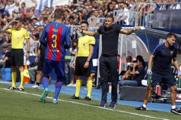 Barcelona's head coach Luis Enrique, center-right, gestures during the Spanish La Liga soccer match between Leganes and Barcelona at the Butarque stadium in Madrid, Spain, Saturday, Sept. 17, 2016. (AP Photo/Paul White)
