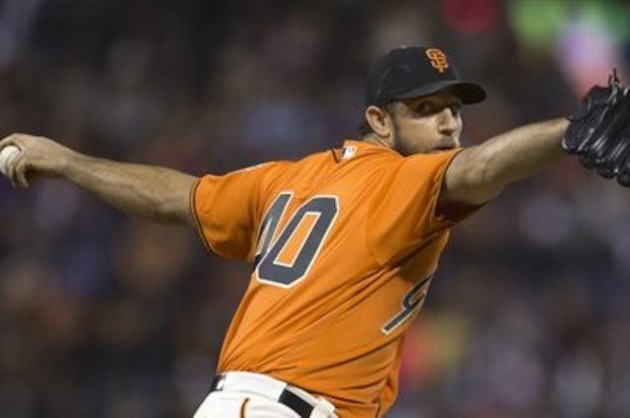 El abridor de los Gigantes de San Francisco Madison Bumgarner lanza durante el primer inning del juego contra los Dodgers de Los Ángeles, el 30 de septiembre de 2016, en San Francisco. (AP Foto/D. Ross Cameron)