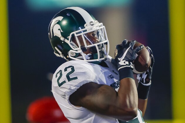 BLOOMINGTON, IN - OCTOBER 1: Delton Williams #22 of the Michigan State Spartans hauls in a catch that he would run in for a touchdown against the Indiana Hoosiers at Memorial Stadium on October 1, 2016 in Bloomington, Indiana.  Indiana defeated Michigan State 24-21. (Photo by Michael Hickey/Getty Images)