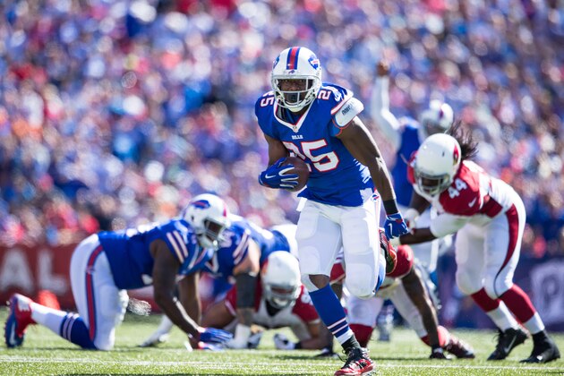 ORCHARD PARK, NY - SEPTEMBER 25:  LeSean McCoy #25 of the Buffalo Bills carries the ball for a touchdown during the first half against the Arizona Cardinals on September 25, 2016 at New Era Field in Orchard Park, New York. Buffalo defeats Arizona 33-18.  (Photo by Brett Carlsen/Getty Images)