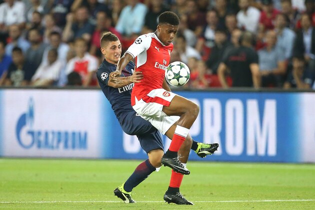 PARIS, FRANCE - SEPTEMBER 13: Alex Iwobi of Arsenal and Marco Verratti of PSG in action during the UEFA Champions League group phase match between Paris Saint-Germain and Arsenal FC at Parc des Princes on September 13, 2016 in Paris, France. (Photo by Jean Catuffe/Getty Images)