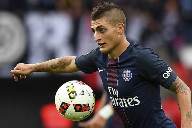 Paris Saint-Germain's Italian midfielder Marco Verratti controls the ball during the French L1 football match between Paris Saint-Germain and Bordeaux at the Parc des Princes stadium in Paris on October 1, 2016.  / AFP / FRANCK FIFE        (Photo credit should read FRANCK FIFE/AFP/Getty Images)