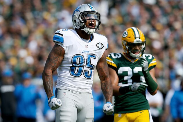 GREEN BAY, WI - SEPTEMBER 25:  Eric Ebron #85 of the Detroit Lions celebrates after making a catch in the first quarter against the Green Bay Packers at Lambeau Field on September 25, 2016 in Green Bay, Wisconsin. (Photo by Dylan Buell/Getty Images)