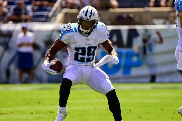 NASHVILLE, TN - SEPTEMBER 11:  DeMarco Murray #29 of the Tennessee Titans rushes against the Minnesota Vikings at Nissan Stadium on September 11, 2016 in Nashville, Tennessee.  (Photo by Frederick Breedon/Getty Images)