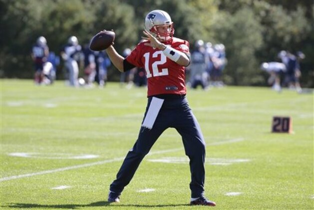 Tom Brady, quarterback de los Patriots de Nueva Inglaterra, se prepara para lanzar un pase en la práctica realizada el miércoles 5 de octubre de 2016 (AP Foto/Steven Senne)