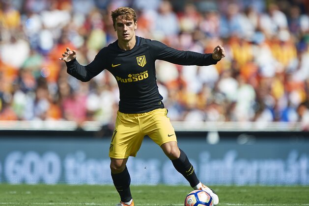 VALENCIA, SPAIN - OCTOBER 02:  Antoine Griezmann of Atletico de Madrid runs with the ball during the La Liga match between Valencia CF and Atletico de Madrid at Mestalla Stadium on October 02, 2016 in Valencia, Spain.  (Photo by Manuel Queimadelos Alonso/Getty Images)