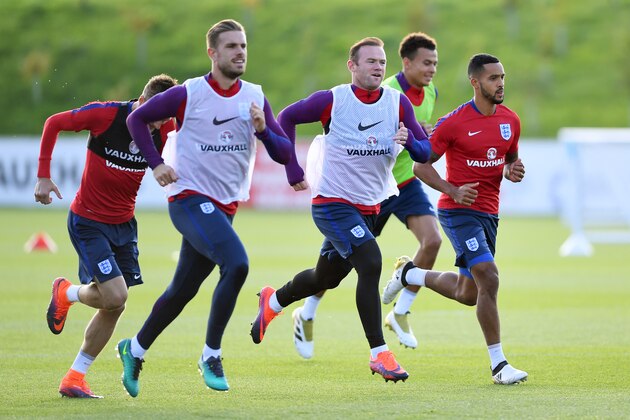 BURTON-UPON-TRENT, ENGLAND - OCTOBER 04:  (L-R) Jamie Vardy, Jordan Henderson, Wayne Rooney, Dele Alli and Theo Walcott of England ru during an England training session at St George's Park on October 4, 2016 in Burton-upon-Trent, England.  (Photo by Laurence Griffiths/Getty Images)