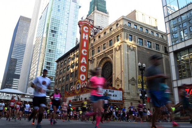 CHICAGO, IL - OCTOBER 11: Runners pass the Chicago Theatre during the 2015 Bank of America Chicago Marathon on October 11, 2015  in Chicago, Illinois. (Photo by David Banks/Getty Images)