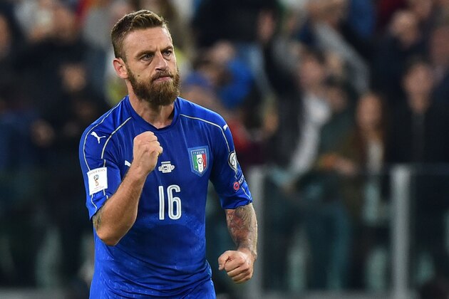 Italy's midfielder Daniele De Rossi celebrates after scoring a penalty during the WC 2018 football qualification match between Italy and Spain on October 6, 2016 at the Juventus stadium in Turin / AFP / GIUSEPPE CACACE        (Photo credit should read GIUSEPPE CACACE/AFP/Getty Images)