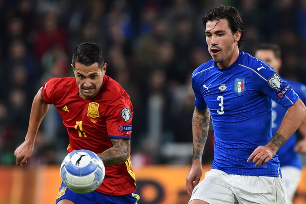 Italy's defender Alessio Romagnoli (R) vies with Spain's midfielder Vitolo during the WC 2018 football qualification match between Italy and Spain on October 6, 2016 at the Juventus stadium in Turin / AFP / GIUSEPPE CACACE        (Photo credit should read GIUSEPPE CACACE/AFP/Getty Images)