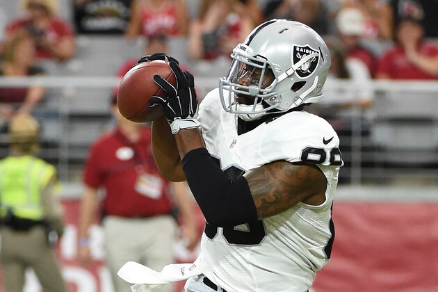 GLENDALE, AZ - AUGUST 12:  Clive Walford #88 of the Oakland Raiders catches a pass during warm ups prior to a preseason game against the Arizona Cardinals at University of Phoenix Stadium on August 12, 2016 in Glendale, Arizona.  (Photo by Norm Hall/Getty Images)