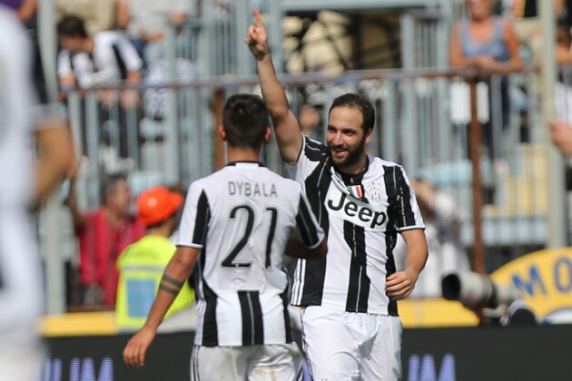 EMPOLI, ITALY - OCTOBER 02: Gonzalo Higuain and Paulo Dybala during the Serie A match between Empoli FC and Juventus FC at Stadio Carlo Castellani on October 2, 2016 in Empoli, Italy.  (Photo by Gabriele Maltinti/Getty Images)