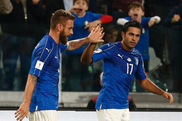 Italy's midfielder Daniele De Rossi (L) is congratulated by teammate Italy's midfielder Eder after scoring a penalty during the WC 2018 football qualification match between Italy and Spain on October 6, 2016 at the Juventus stadium in Turin. The match ended on a 1-1 draw. / AFP / Marco BERTORELLO        (Photo credit should read MARCO BERTORELLO/AFP/Getty Images)