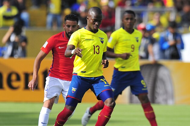 Ecuador's Enner Valencia (C) controls the ball during the Russia 2018 World Cup football qualifier match against Chile in Quito, on October 6, 2016. / AFP / Juan CEVALLOS        (Photo credit should read JUAN CEVALLOS/AFP/Getty Images)