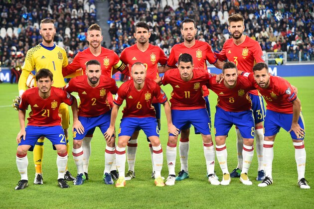 Spain's team players (from top left) Spain's goalkeeper David de Gea, Spain's defender Sergio Ramos, Spain's forward Diego Costa, Spain's midfielder Sergio Busquets, Spain's defender Gerard Pique, Spain's midfielder David Silva, Spain's defender Dani Carvajal, Spain's midfielder Andres Iniesta, Spain's midfielder Vitolo, Spain's midfielder Koke and Spain's defender Jordi Alba poses before the WC 2018 football qualification match between Italy and Spain on October 6, 2016 at the Juventus stadium in Turin / AFP / GIUSEPPE CACACE        (Photo credit should read GIUSEPPE CACACE/AFP/Getty Images)