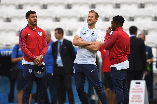 MARSEILLE, FRANCE - JUNE 10: Harry Kane of England speaks with Kyle Walker (l) and Danny Rose (r) during an England training session ahead of the EURO 2016 Group B match against England at Stade Velodrome on June 10, 2016 in Marseille, France.  (Photo by Laurence Griffiths/Getty Images)