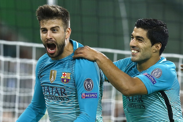 (l-r) Gerard Pique of FC Barcelona, Luis Suarez of FC Barcelona during the UEFA Champions League group C match between Borussia Monchengladbach and FC Barcelona on September 28, 2016 at the Borussia Park stadium in Monchengladbach, Germany(Photo by VI Images via Getty Images)