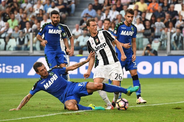 TURIN, ITALY - SEPTEMBER 10:  Stephan Lichtsteiner (R) of Juventus FC is tackled by Francesco Acerbi of US Sassuolo during the Serie A match between Juventus FC and US Sassuolo at Juventus Stadium on September 10, 2016 in Turin, Italy.  (Photo by Valerio Pennicino/Getty Images)