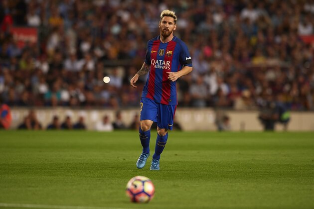 BARCELONA, SPAIN - SEPTEMBER 21:  Lionel Messi of FC Barcelonalooks on during the La Liga match between FC Barcelona and Atletico de Madrid at Camp Nou stadium on September 21, 2016 in Barcelona, Spain.  (Photo by Manuel Queimadelos Alonso/Getty Images)