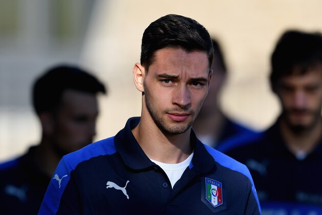 FLORENCE, ITALY - OCTOBER 04:  Mattia De Sciglio of Italy looks on prior to the training session at the club's training ground at Coverciano on October 4, 2016 in Florence, Italy.  (Photo by Claudio Villa/Getty Images)