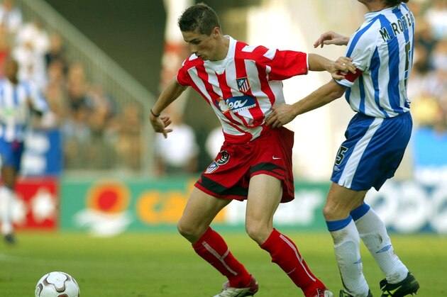 MALAGA, SPAIN - OCTOBER 6:  Fernando Torres of Atletico Madrid in action during the Primera Liga match between Malaga and Atletico Madrid, played at La Rosaleda Stadium, Malaga on October 6, 2002.  (Photo by Firo Foto/Getty Images)