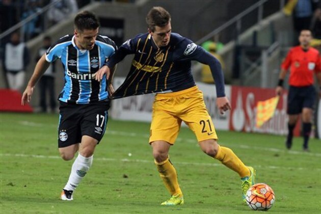 Giovani Lo Celso of Argentina’s Rosario Central, right, fights for the ball with Ramiro of Brazil's Gremio during a Copa Libertadores soccer match in Porto Alegre, Brazil, Wednesday, April 27, 2016. Rosario Central won 1-0. (AP Photo/Nabor Goulart)
