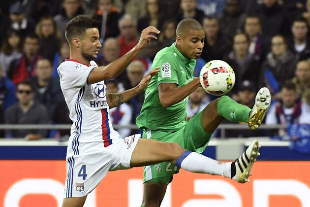 Saint-Etienne's French forward Kevin Monnet-Paquet (R) vies with Lyon's Argentin defender Emanuel Mammana (L) during the French L1 football match Olympique Lyonnais against AS Saint-Etienne on October 2, 2016, at the Parc Olympique Lyonnais in Decines-Charpieu near Lyon, southeastern France. / AFP / PHILIPPE DESMAZES        (Photo credit should read PHILIPPE DESMAZES/AFP/Getty Images)