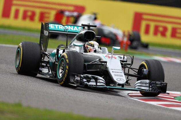 SUZUKA, JAPAN - OCTOBER 09: Lewis Hamilton of Great Britain driving the (44) Mercedes AMG Petronas F1 Team Mercedes F1 WO7 Mercedes PU106C Hybrid turbo on track during the Formula One Grand Prix of Japan at Suzuka Circuit on October 9, 2016 in Suzuka.  (Photo by Clive Rose/Getty Images)