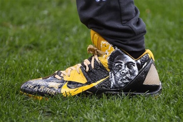 Pittsburgh Steelers wide receiver Antonio Brown (84) wears cleats with boxer Muhammed Ali on them during warm ups before against an NFL football game against the New York Jets in Pittsburgh, Sunday, Oct. 9, 2016. (AP Photo/Fred Vuich)