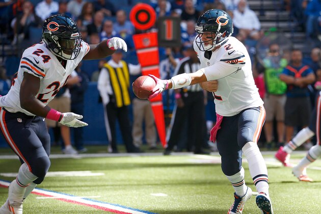INDIANAPOLIS, IN - OCTOBER 09:  Brian Hoyer #2 of the Chicago Bears hands the ball off to Jordan Howard #24 of the Chicago Bears during the game against the Indianapolis Colts at Lucas Oil Stadium on October 9, 2016 in Indianapolis, Indiana.  (Photo by Michael Hickey/Getty Images)