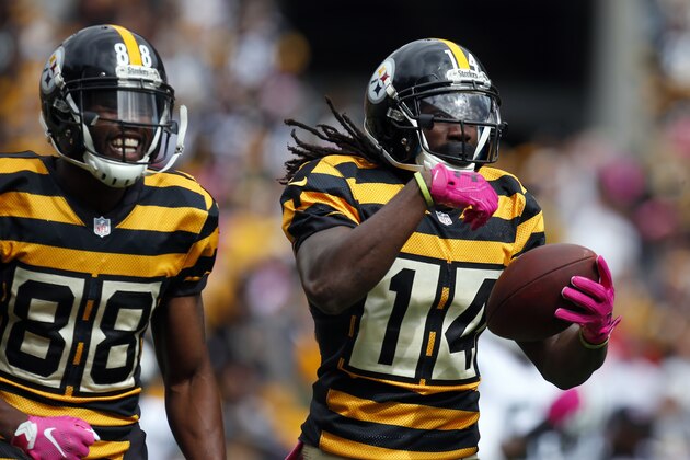PITTSBURGH, PA - OCTOBER 09:  Sammie Coates #14 of the Pittsburgh Steelers celebrates with Darrius Heyward-Bey #88 after catching a 72 yard touchdown pass in the first quarter during the game against the New York Jets on October 9, 2016 at Heinz Field in Pittsburgh, Pennsylvania.  (Photo by Justin K. Aller/Getty Images)