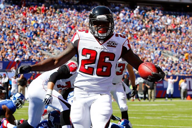 EAST RUTHERFORD, NJ - SEPTEMBER 20:  (NEW YORK DAILIES OUT)    Tevin Coleman #26 of the Atlanta Falcons in action against the New York Giants on September 20, 2015 at MetLife Stadium in East Rutherford, New Jersey. The Falcons defeated the Giants 24-20.  (Photo by Jim McIsaac/Getty Images)